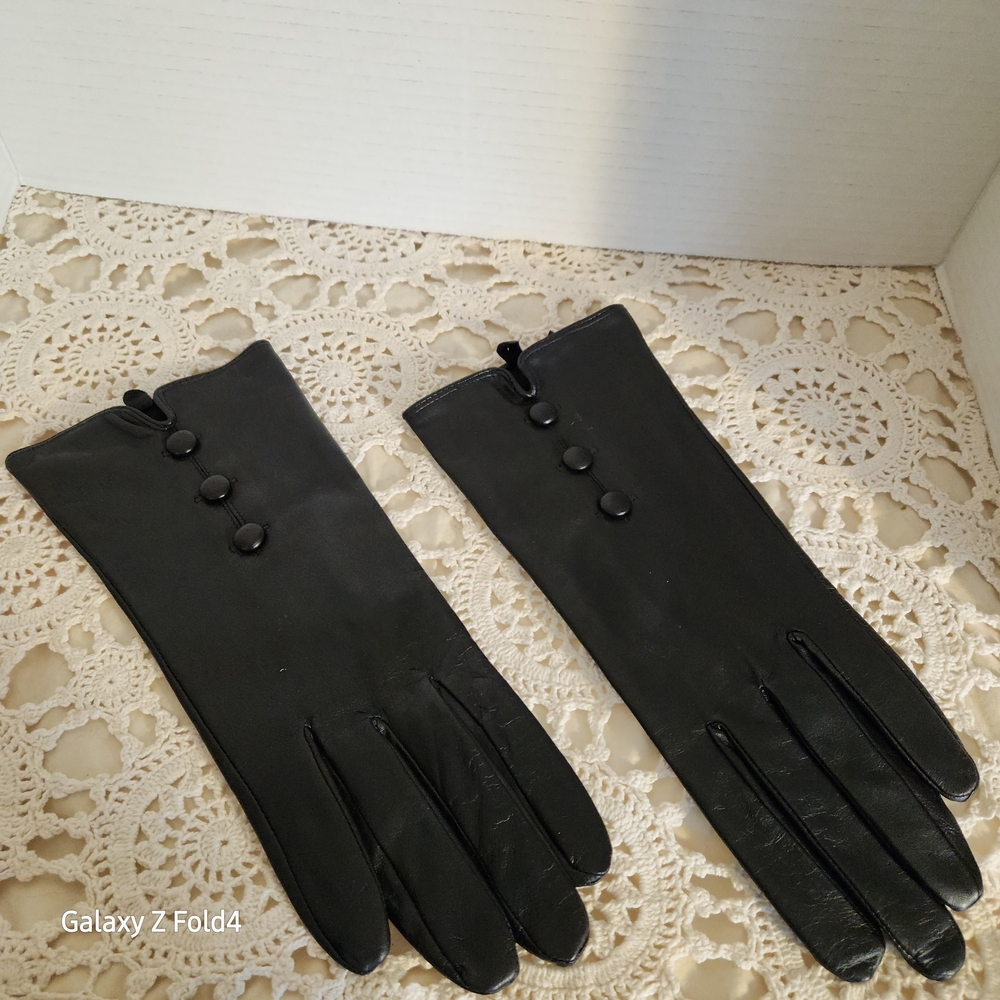 Pritzi Black Leather Gloves with Button Accent